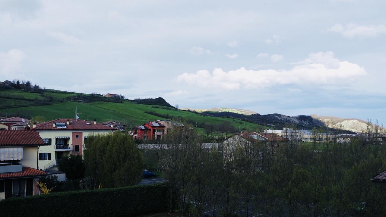 Albergo Della Roccia Varano deʼ Melegari Eksteriør bilde